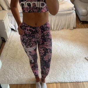 Träningskläder  - Bra skick, fina träningskläder som sitter fint på kroppen i en härlig färg