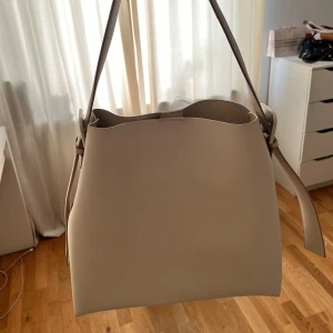 Väska  - Superfin väska som man kan ha till skolan 