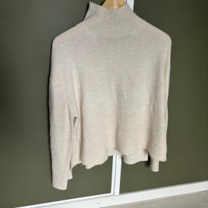 Stickad tröja ginatricot  - Använd inte så många gånger så fint skick. Storlek Xsmall 