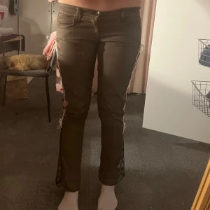 Bruna byxor 👖  - Bruna jeans men fin detaljer💞 De är lite för korta för mig och jag är 174😘💓