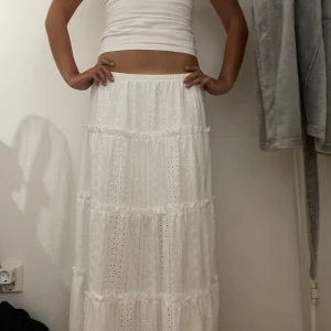 Volang kjol - En volang kjol, som går ner till fotknölarna och jag är 172cm