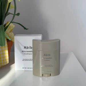 Abib solkräm  - Abib airy sun stick smoothing bar spf50 PA ++++  Aldrig användt, helt ny 100% äkta, min vän hämtade produkter från Korea för billigare pris och jag säljer de för lie billigare än Sveriges pris  Ordpris 329kr 