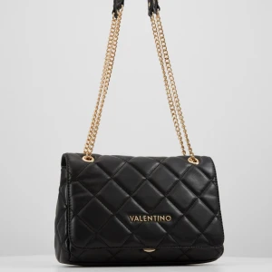 Valentino väska  - En svart valentino väska som är använd en gång, nyskick. Får ingen användning av den, därför jag säljer den😊 (nypris 1500kr) lägg eget pris så kommer vi överens om det🩷