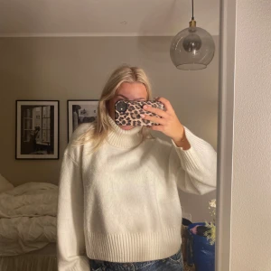 Vit polotröja - Vit polotröja från H&M som används endast en gång så i superskick!!🥰