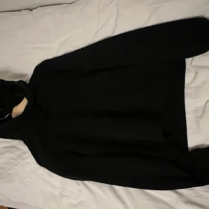 Svart hoodie - Säljer en klassisk svart hoodie som är perfekt för alla tillfällen. Den har en bekväm passform med långa ärmar och en praktisk ficka framtill. Perfekt för höst och vinter när du vill hålla dig varm och stilren.