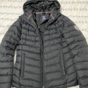 polo club jacka - säljer min polo club jacka. den är i jätte bra skick. pris går att diskutera💞