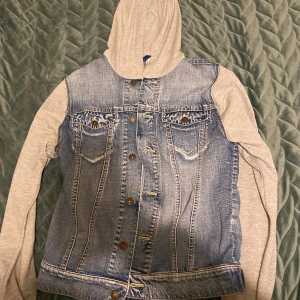 Jeansjacka med hoodie  - Utan hoodie är längden 60 cm. Armlängd: 64 cm  Axel bred:~40-42 cm  Användt flera gånger fast SÅ skön. Passande för vår och höst! 