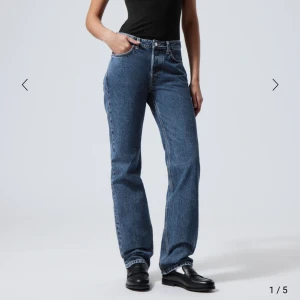 Mid waist jeans  - Säljer dom här supersnygga jeansen från weekday i modellen pin som tyvärr har blivit för små för mig. Använda Max 3 gånger💓nypris 590 kr