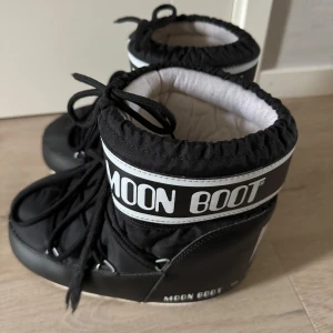 Moon boots  - Låga svarta moonboots i storlek 36/38.  Liten repa längst fram på ena skon (bild 2) Båda översta snörena är utbytta och helt nya. skriv för fler bilder eller frågor💞 priset kan diskuteras!