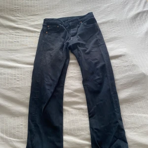 Levi’s 501 - Säljer dessa vintage Levi’s. Passformen är straight. Skick 9/10. Storlek 30/32. Pris kan diskuteras.