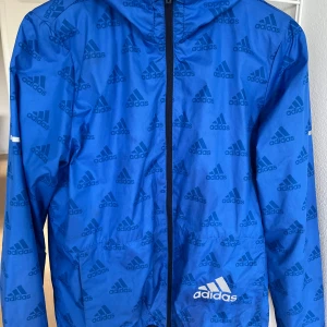 Adidas vindjacka - Jättebra skick och super bra till hösten