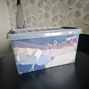 KLÄDPAKET 31 ST PLAGG - XSMALL - SMALL - MEDIUM - Säljer ett stort klädpaket, totalt 31st plagg efter en garderobsrensning. Storlekar XS - S - M. Hälften av plaggen har prislapparna kvar.   Allt ifrån kavajer, blazer, byxor, klänningar, jackor, tröjor mm. Hör av er om ni vill ha mer info och bilder.