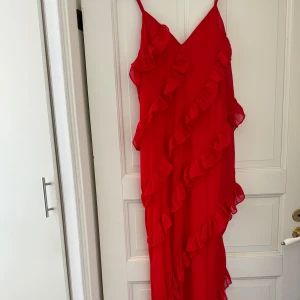 Klänning  - Lång röd fin klänning som passar olika tillfällen. 