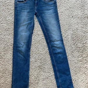 Pepe jeans - Blåa straight low waist jeans i bra skick. Jag har sprättat upp dom ned till 😁