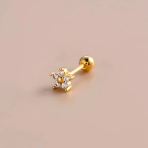 Helix piercing guld  - Fick i present men är inte en guld tjej. Nypriset 199kr. Oanvända. Guldplatterade också. Örhänge som man skruvar fast kulan på. Jätte bekväma att sova i. Stör inte samt så fastnar inte hår. Har liknande i silver. Älskar dom.