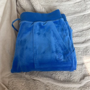 Juicy byxor - Ett par fräscha och fina juicy couture. Storlek M. Knappt andvända och i fint skick.  Rökfritt hem Skriv om du ör interesserad 