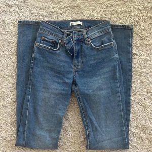 Blåa bootcutjeans - Säljer dessa blåa bootcut jeans då de är lite för små. Det är från ginatricot i storlek 32. De har inga defekter och är lowaist/midwaist💓