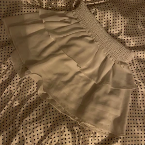 Jättefin vit kjol! 🤍🤍🤍 - Bra skick. Används nästan aldrig. ❣️ Man kan haren som en gullig topp oxå!!