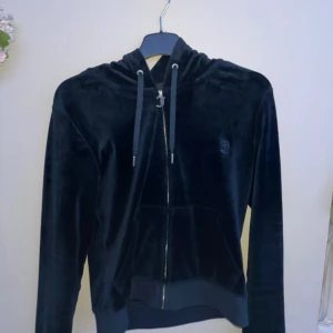 Juicy couture zip up storlek M - Säljer min zip up hoodie från Juicy couture. Kolla bilder på lappar  för att se att den är äkta! Den är i jätte fint skick!! 