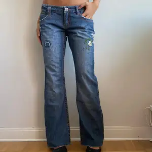 Snygga lågmidjade bootcut flare jeans 2000s Yk2 fint skick.💕