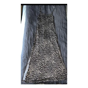 Leopard kläning  - Storlek: XS Märke: BikBok  Frakt: 90kr Den är lång ända till hälen.  (Den är använd 1 gång). Perfekta klänning när det är varmt. 