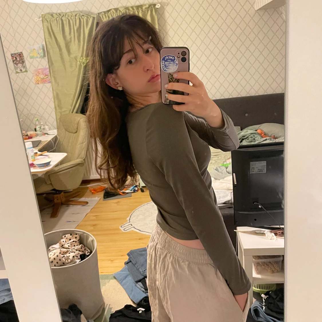 Grå långärmad topp med v-ringning - 90