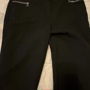 Svarta robell byxor - Säljer ett par byxor för att de inte passar längre. Det står att de är L men de passar inte mig som brukar ha L så skulle rekommendera storlek M.