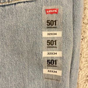 Levis 501 Jeans - Helt oanvända Levis 501! Alla prislappar sitter kvar samt att dom inte är tvättade nångång. Jag säljer dom pga att de inte kommit till någon användning. Nypris ca 1,200men säljer för 400kr 😁 