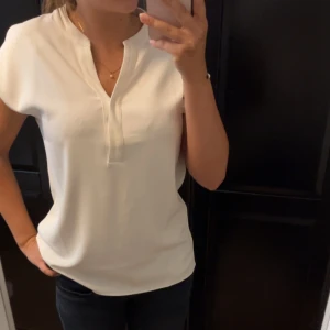 vit blus - jättesöt vit blus som bara är använd 1-3 gånger och därmed är helt utan defekter🤩 den är i storlek S men passar nog M och kanske L, toppen är framförallt lite längre och som referens är jag drygt 160🥰