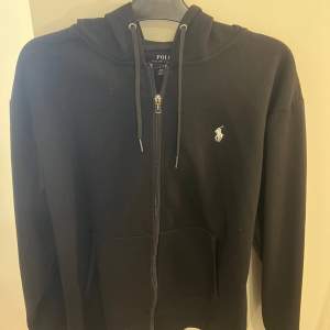 Säljer en svart zip- hoodie från Ralph Lauren. Väldigt bekväm men för stor för mig. Skick 10/10. Storlek: L passar även M