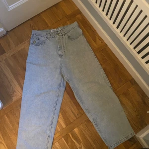 Big boy jeans - Säljer dessa big boy jeans eftersom de inte riktig är min stil längre, köpta på Junkyard. Lätt använda, fortfarande i bra skick. Om ni har frågor e det bara att höra av sig🤗