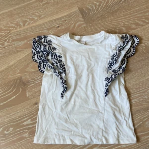 jätte fin topp - en jätte fin topp från zara, säljer då den är för liten, använd men bra skick💗