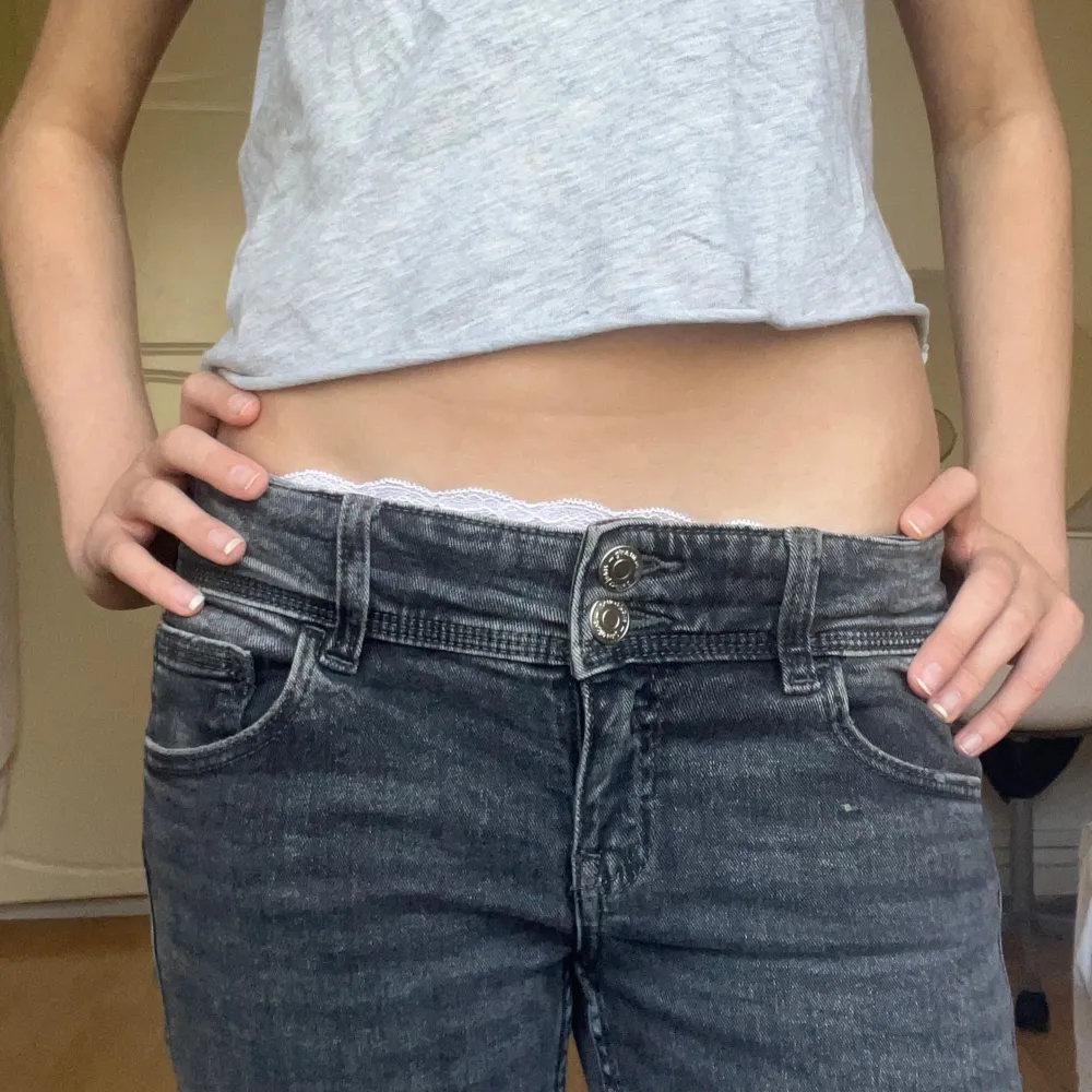 Snygga low waist Bootcut jeans med snygga fickor bak, från gina young, storlek 152, passar någon runt 160💕 hör av er vid frågor eller intresse💓 pris kan diskuteras. Jeans & Byxor.