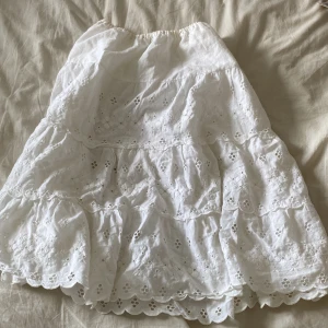 En vit fin kjol som är i fint skick men aldrig kom till användning - Säljer denna kjol för att den inte kom till användning är i jätte fint skick🤍🩶storlek 146-152 men passar säkert också till 158