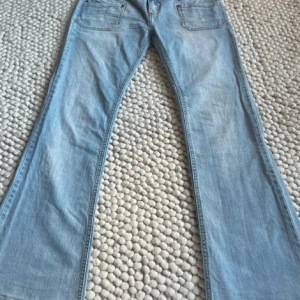 Lågmidjade utsvängda jeans  - Ett par jätte snygga jeans som tyvärr inte passar mig. Lagt ut de här på Plick innan men någonting hände så jag inte kunde svara folk i dm. Jätte bra skick och köpta för 600kr. Aldrig använda av mig! Pris:400kr 