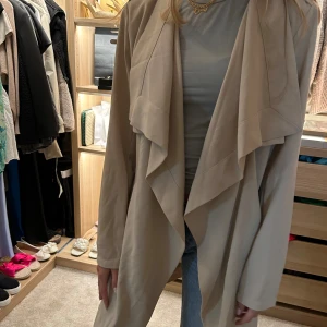 Trench coat  - Trench coat som aldrig är använd. Köpt för 499kr och säljer för 299kr✨