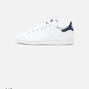 Stan Smith skor  - Super fina skor som säljs för 500kr. Hyfsat bra kvalitet stolek 36 2/3. Lånad bild kom privat för fler bilder