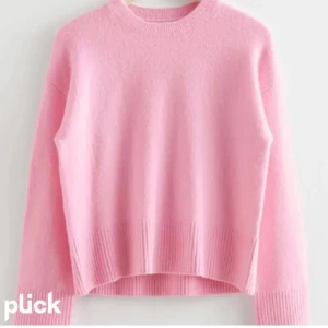 Rosa stickad tröja  - Jätte fin rosa stickad tröja ifrån &otherstories, används tyvärr inte längre, jätte fint skick förutom den lilla pricken som syns, men det märks inte när man använder den normaltsett💖nypris är 550 kr