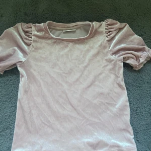 Jätte söt barn tröja  - En jätte söt barn tröja i storlek 98/104, jätte skönt och lent material som passar perfekt att leka i eller till finare tillfällen❣️inga skador på sig