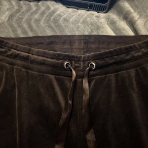 Svarta mjukisbyxor med snörning - Säljer ett par snygga bruna mjukisbyxor i sammet. Mycket bekväma med snörning i midjan för justerbarhet. Säljer då jag vuxit ur dom tyvärr🌟