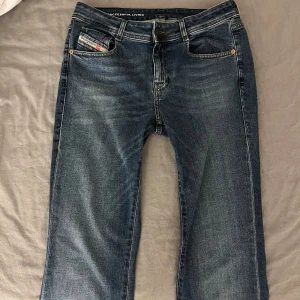 Jeans  - Jättesnygga lowwaist diesel jeans i storlek M men passar även som S, säljer på grund av att de är för korta på mig. De har inga defekter. Köpare står för frakt och pris är diskuterbart💕