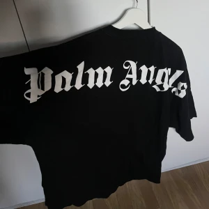 Palm Angel’s tshirt - Passar för både killar och tjejer, oversized så passar XS-L beroende på hur man vill att den ska sitta, bara använd få gånger därav i väldigt bra skick