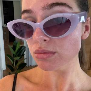 Säljer dessa coola brillor från See.Me, vilket är en collab mellan Gina Tricot och Chimi Eyewear. Färgen är pastellila och modellen i Cat.2. Använda mycket fåtal gånger och har inga repor! Lådan tillkommer med en liten rengöringsduk! 💌