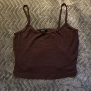 Brunt ribbat linne - Säljer ett brunt ribbat linne från Shein åt det mer croppade hållet. Står L men passar mig som har XS/S normalt. säljer för det ej kommer till användning 🙌🏼