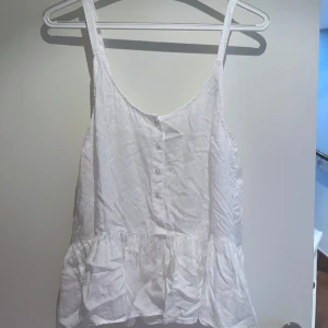 Vitt linne 🤍 - Gulligt vitt linne med mönster 🤍