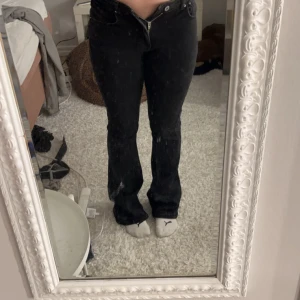 Svarta lowrise jeans - Säljer dessa svarta low waist jeans i storlek 36 från Gina då dom inte kommer till användning längre. Dom är i fint skick förutom lite slitage i slutet av foten, se bild 4,5. Annars jättefina jeans! 💕🩷