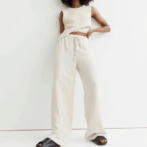 Linnebyxor - Säljer dessa snygga linnebyxor då de inte kommer till användning. Köpta här på plick men sparsamt använda så i väldigt bra skick. Perfekta nu på sommaren men oxå lite till hösten med en stickad tröja.