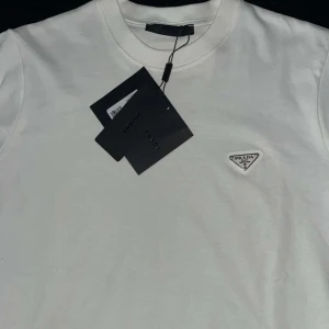 Prada Tröja - Vit prada tröja som är väldigt stillig och perfekt för varje outfit 🙏🏻