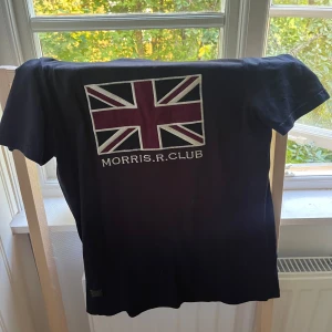 Morris T-shirt - En blå Morris T-shirt som är storlek S. Skriv så kan vi lösa ett bättre pris.