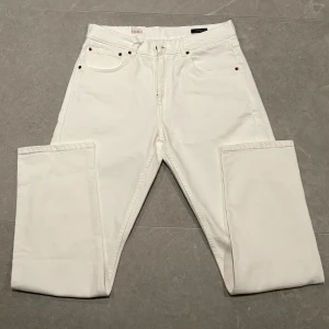 Oscar Jacobson Jeans - Vita Oscar Jacobson jeans som inte passade mig. Storlek 32:32 i lite vidare straight fit satt lite pösigt på mig som är 184 69kg. Tags kvar nypris 1795, kan komma ner i pris.